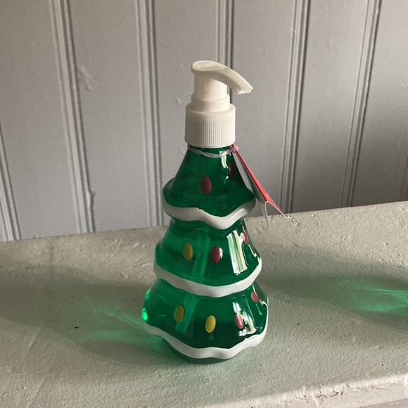 NWT Set of 2- Fresh Pine Scented Christmas Tree ๐ Bottle Hand Soap Dispensers - Picture 9 of 17